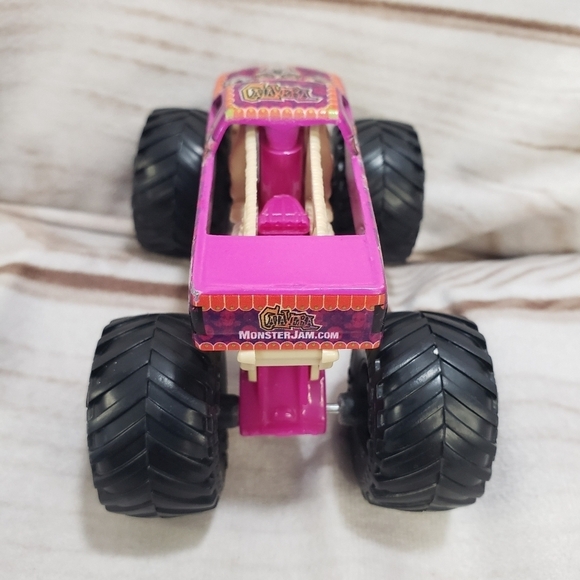 Hot Wheels Monster Jam Grave Digger & Calavera Diecast Trucks 4 Inch 2022 - Picture 5 of 12